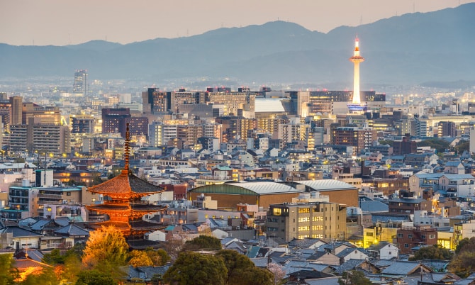 五重塔と京都タワーが見える、夕暮れ時の京都の街並み